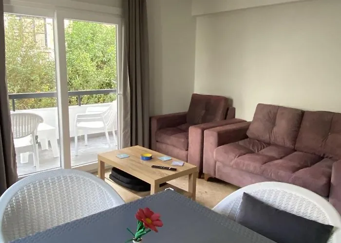 1c Newly Renovated 2 Bedroom Flat