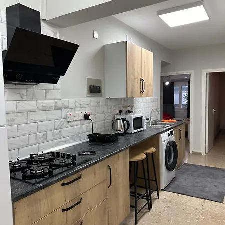 1c Newly Renovated 2 Bedroom Flat * 니코시아